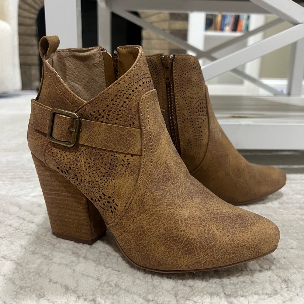 Very G Brown Ankle Boots – Size 8.5 (Fits Like 8) | Boho-Chic Style!